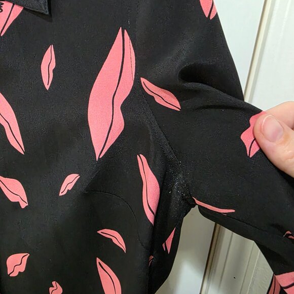 Diane von Furstenberg Silk Blouse Womens 6 Black Pink Lips Print Button Down Top - Picture 7 of 10